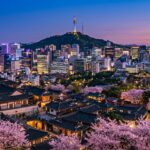 Vue de Séoul au crépuscule avec des maisons traditionnelles, des cerisiers en fleurs et la tour N Seoul